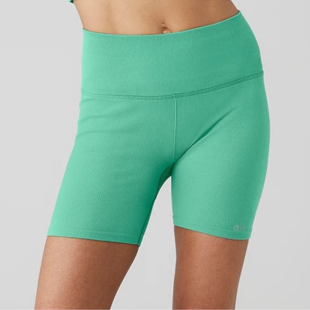 ALO Yoga 5" Seamless Ribbed Favorite Short - M Lettuce